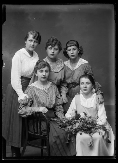 Portret młodych kobiet w atelier