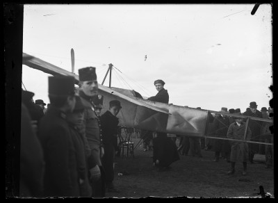 Pierwszy samolot w Rzeszowie, pilotowany przez hrabiego Scipio Del Campo, wylądował na Psiarnisku – obecny teren osiedla Kmity, 18.09.1912 r. W miejscu pilota do fotografii pozuje Fryderyk – syn Edwarda Janusza