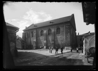 Widok na Synagogę Nowomiejską w Rzeszowie, wybudowaną w połowie XVII w. wedlug projektu J .Ch. Belottiego