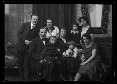 Portret rodziny Januszów. Od prawej siedzą: Helena Janusz z siostrzenicą Ireną Elgas, Leopoldyna Janusz, Marian Elgas, Augustyn Urban. Od prawej stoją: Maria Urban z córką Krystyną, Dorota Elgas i Fryderyk Janusz