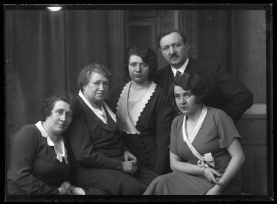 Portret zbiorowy. Od lewej: Dorota Elgas, Leopoldyna Janusz, Maria Urban, Helena Janusz i Fryderyk Janusz