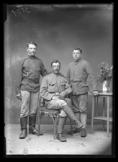 Portret żołnierzy w atelier
