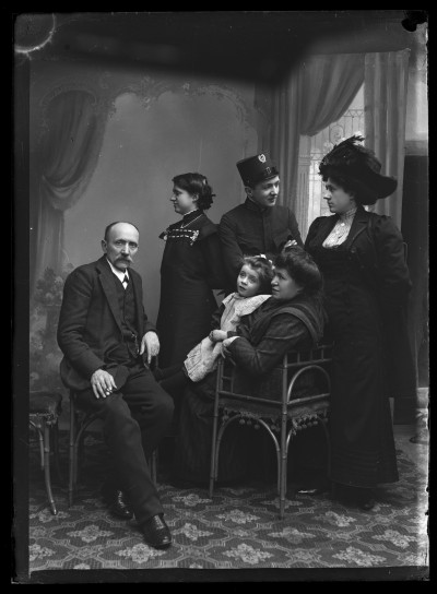 Portret rodzinny Januszów. Od prawej: Dorota, Leopoldyna z najmłodsza córką Heleną, Fryderyk, Maria i Edward