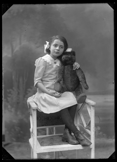 Helenka - najmłodsza córka Edwarda Janusza z zabawką w atelier 