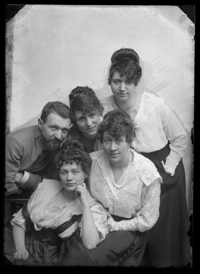 Portret grupowy. Od prawej siedzi Dorota Elgas, kuzynka Mitzi, następnie Fryderyk Janusz, kuzynka Frieda i Maria Janusz