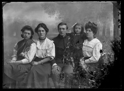 Portret grupowy w atelier. Od prawej: Dorota Janusz, Helena Janusz, Fryderyk Janusz, kuzynka Frieda i Maria Janusz