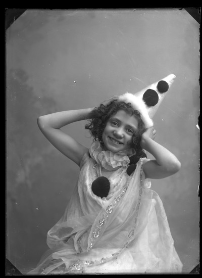 Maria Janusz w stroju pajaca w atelier