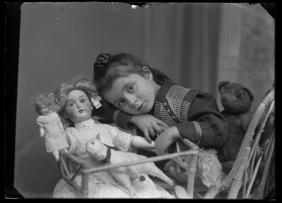 Helenka Janusz z zabawkami