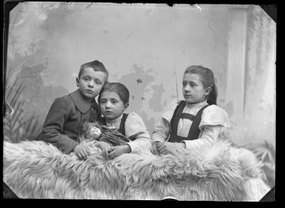 Dzieci Edwarda i Leopoldyny Januszów w atelier. Od prawej: Dorota, Maria i Fryderyk
