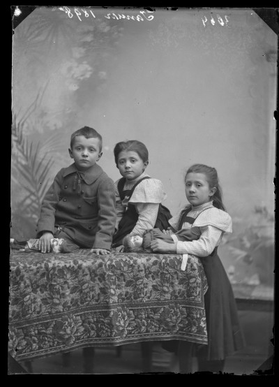 Dzieci Edwarda i Leopoldyny Januszów w atelier. Od prawej: Dorota, Maria, Fryderyk (na negatywie napis Janusz 1898)