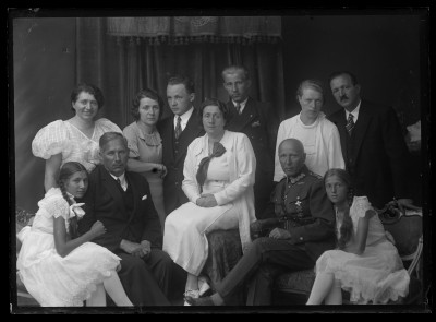 Zdjęcie rodzinne. Od lewej stoją: Maria Urban, Helena Stanisz, Tadeusz Stanisz, Marian Elgas, Maria Janusz (z domu Pattek) i Fryderyk Janusz. Siedzą od lewej: Augustyn Urban z córką Krystyną, Dorota z mężem Stanisławem Elgasem i córką Ireną