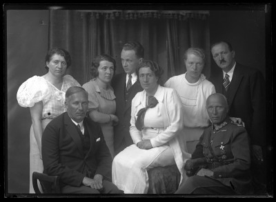 Rodzina Edwarda Janusza. Od lewej stoją; Maria Urban, Helena i Tadeusz Stanisz, Maria Janusz (z domu Pattek) i Fryderyk Janusz. Siedzą, od lewej: Augustyn Urban, Dorota i Stanisław Elgasowie