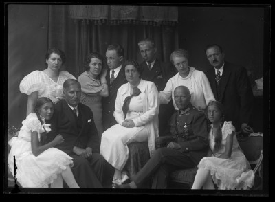 Rodzina Edwarda Janusza. Od lewej stoją: Maria Urban, Helena i Tadeusz Stanisz, Marian Elgas, Maria Janusz (z domu Pattek) i Fryderyk Janusz. Siedzą od lewej: Augustyn Urban z córką Krystyną, Dorota i Stanisław Elgas z córką Ireną