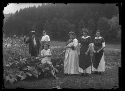 Zdjęcie rodzinne w Raabs. Od prawej: Maria Janusz, kuzynka Mitzi, siostra Leopoldyny Janusz, Helena Janusz, Dorota Janusz (z tyłu) i kuzyn Franz