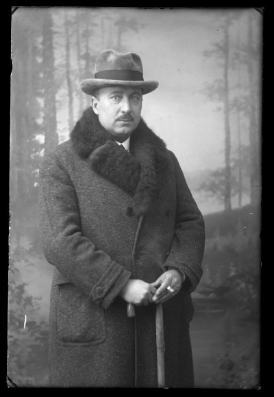 Portret Adolfa Urbana (brat Augustyna - męża Marii Janusz) w zimowym płaszczu w atelier