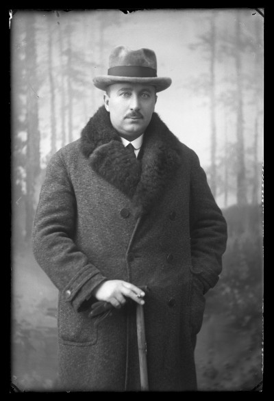 Portret Adolfa Urbana (brat Augustyna - męża Marii Janusz) w zimowym płaszczu w atelier