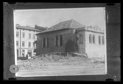 Synagoga Staromiejska w Rzeszowie od strony zrujnowanego cmentarza żydowskiego - reprodukcja 