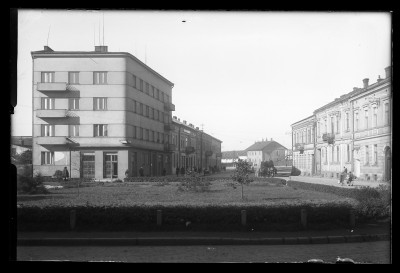 Kamienice przy ul. Grottgera i placu Kilińskiego w Rzeszowie. W tle skwer koło dworca kolejowego i kładka nad torami