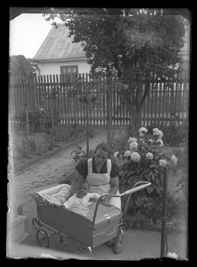 Tadeusz, syn Heleny i Tadeusza Staniszów, z niańką w ogrodzie w Krasnymstawie