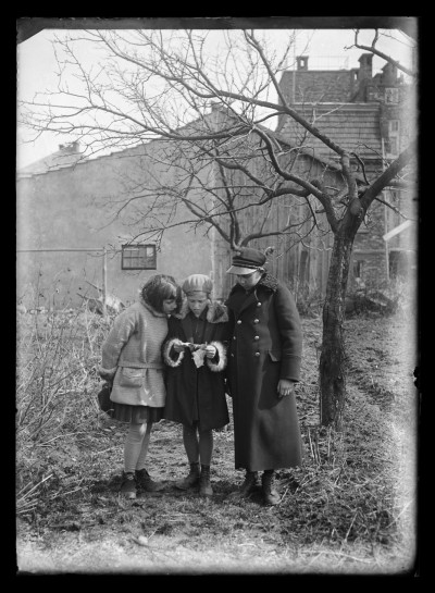 Wnuki Edwarda Janusza w ogrodzie domu Januszów przy ul. Poniatowskiego w Rzeszowie. Od lewej: Krystyna Urban, Irena i Marian Elgas