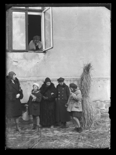 Rodzina Januszów przed domem przy ul. Poniatowskiego w Rzeszowie. Od lewej: Maria Urban, Irena Elgas, Leopoldyna Janusz, Marian Elgas, Krystyna Urban i w oknie Dorota Elgas 