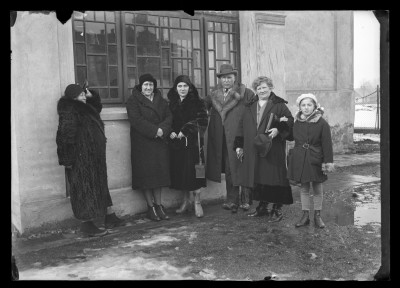 Rodzina Januszów przed domem przy ul. Poniatowskiego w Rzeszowie. Od lewej: Leopoldyna Janusz, Dorota Elgas, Helena Janusz, Stanisław Elgas, siostra Leopoldyny Janusz i Irena Elgas