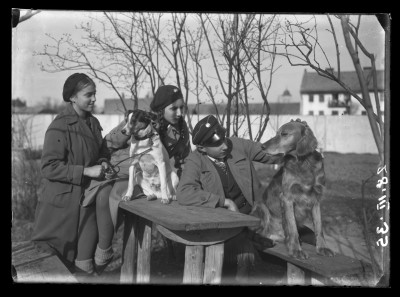 Wnuki Edwada Janusza z psami w ogrodzie willi Fryderyka Janusza przy ul. Jagiellońskiej w Rzeszowie. Od lewej: Irena Elgas, Krystyna Urban i Marian Elgas