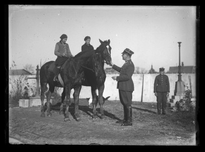 Nauka jazdy na koniach pod okiem żołnierzy na podwórku willi Fryderyka Janusza przy ul. Jagiellońskiej w Rzeszowie. Na koniach siedzą od lewej: Krystyna Urban i Irena Elgas
