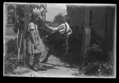 Krystyna Urban i Irena Elgas w ogrodzie domu Januszów przy ul. Poniatowskiego w Rzeszowie