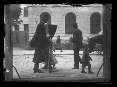 Widok z podwórza kamienicy na fragment ul. Sandomierskiej w Rzeszowie