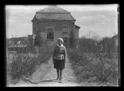 Irena Elgas w mundurku harcerskim w ogrodzie przed domem Januszów przy ul. Poniatowskiego w Rzeszowie