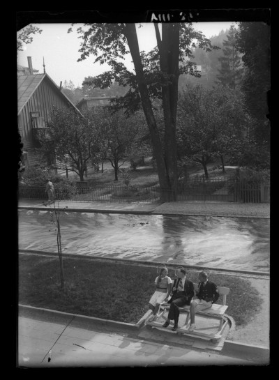 Irena i Marian Elgas (z prawej) z rakietami do tenisa w Krynicy