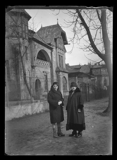Helena Janusz z ciotką, siostrą Lepoldyny Janusz, przed willą Pod Sową na alei Pod Kasztanami w Rzeszowie