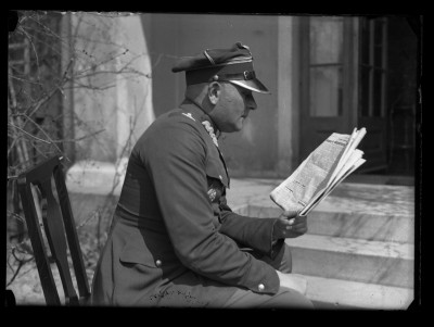 Major Władysław Ciepielowski czytający gazetę przed domem Januszów przy ul. Poniatowskiego w Rzeszowie