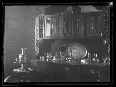 Wnętrze salonu z kredensem i samowarem prawdopodobnie w domu Januszów przy ul. Poniatowskiego w Rzeszowie