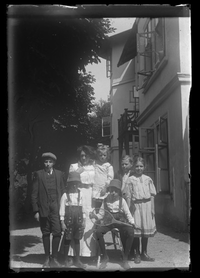 GFK-1-1677 Dorota Janusz z dziećmi w miejscowości uzdrowiskow GFK-I-1677.jpg