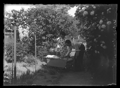 Helena Stanisz z mężem Tadeuszem i synem Tadeuszem w ogrodzie w Krasnymstawie