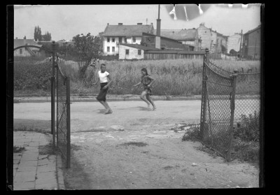 Krystyna Urban i Marian Elgas na ul. Poniatowskiego w Rzeszowie. W tle gwoździarnia Lichta-Lezera