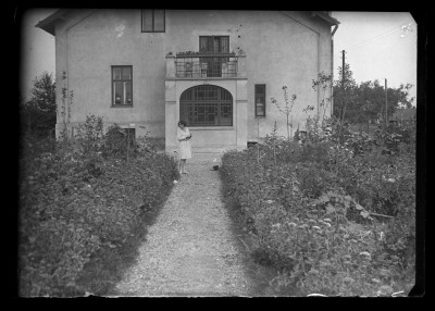 GFK-1-1727 Helena Janusz przed domem Januszów przy ul. Poniat GFK-I-1727.jpg