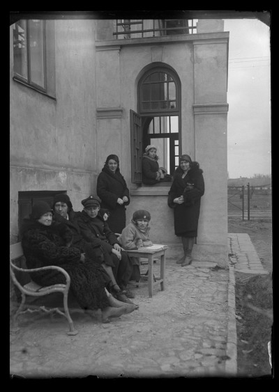 Rodzina Januszów przed domem przy ul. Poniatowskiego w Rzeszowie. Od lewej: Leopoldyna Janusz, Dorota Elgas, Marian Elgas, Krystyna Urban, Helena Janusz, Irena Elgas (w oknie) i Maria Urban