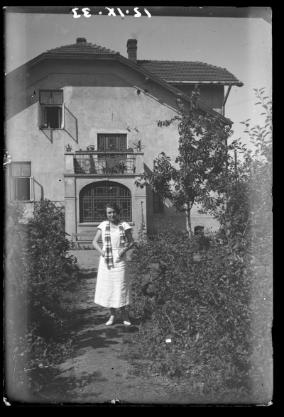 Helena Janusz w ogrodzie przed domem Januszów przy ul. Poniatowskiego w Rzeszowie