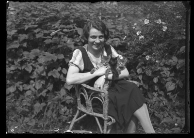 Helena Janusz z kotami w ogrodzie domu Januszów przy ul. Poniatowskiego w Rzeszowie