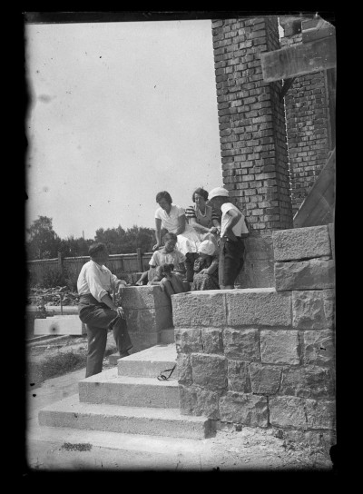 Rodzina Januszów na schodach budowanej willi Fryderyka Janusza przy ul. Jagiellońskiej w Rzeszowie. Od prawej: Marian Elgas, Krystyna Urban, Helena Janusz, Irena Elgas (z psem) i Augustyn Urban