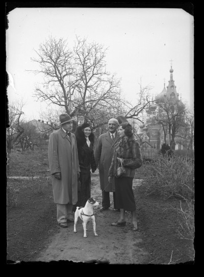 Rodzina Staniszów na tle cerkwi Zaśnięcia Najświętszej Marii Panny w Hrubieszowie