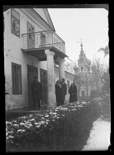 Helena i Tadeusz Stanisz (w środku) z rodziną w Hrubieszowie. Z prawej fragment cerkwi Zaśnięcia Najświętszej Marii Panny