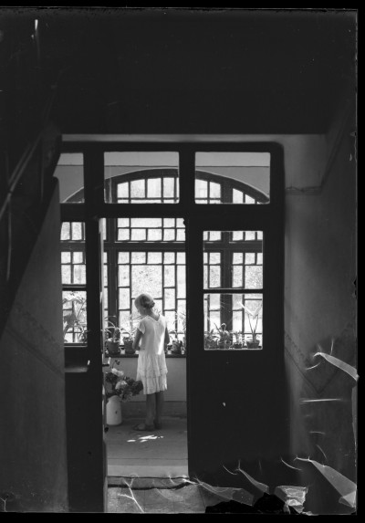 Irena Elgas na werandzie domu Januszów przy ul. Poniatowskiego w Rzeszowie