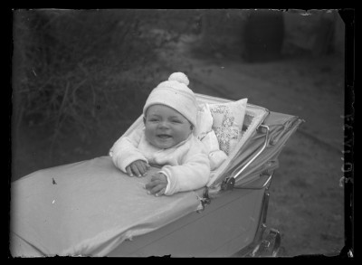 Tadeusz, syn Heleny i Tadeusza Staniszów, w wózku w ogrodzie w Krasnymstawie