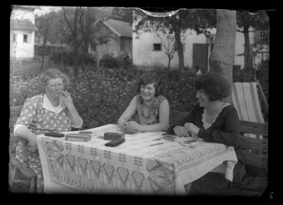 Siostra Leopoldyny Janusz (od lewej) z córką Mitzi i Heleną Janusz w ogrodzie