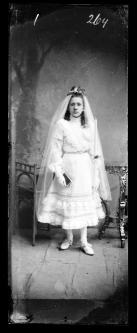 GFK-1-1861 Dorota Janusz w stroju pierwszokomunijnym GFK-I-1861.jpg