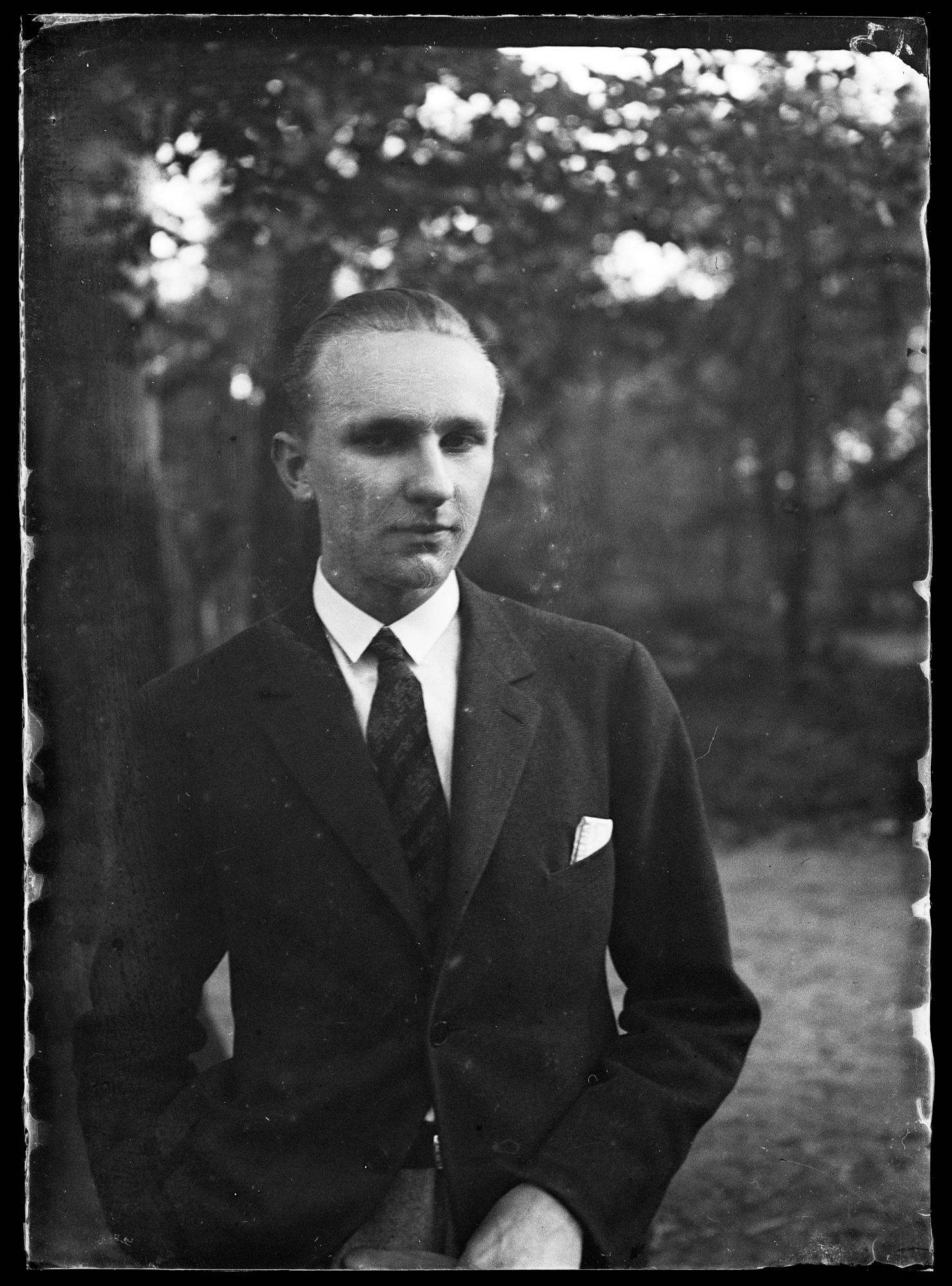 Portret mężczyzny w parku